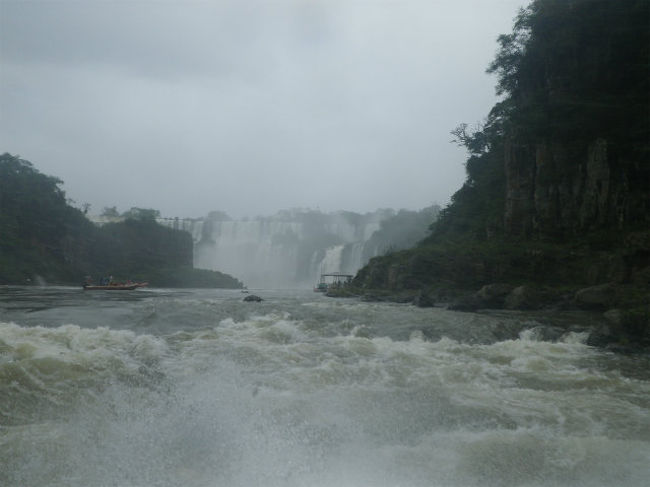 先ほど遊歩道から見た、アルゼンチン側のボート乗り場の横を通過していきます。<br />この正面の滝へ行くには、アルゼンチン側から乗るしか無いみたいです。<br />でも数年前に、ボートが転覆して投げ飛ばされた観光客２名が、岩に頭をぶつけて死亡したらしいので、命賭けかも。