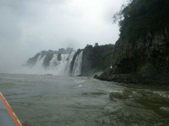 私たちが目指す滝もアルゼンチン側の別の滝で、だいぶ近ずいてきました。