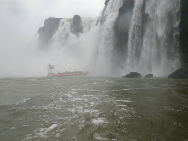 別のボートが既に滝下に居ます。<br />次は私の番。