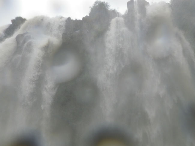 いざ滝シャワーに入ったら、凄いこと凄いこと。<br />勿論、雨合羽着てましたが、そんなの関係無いみたい。