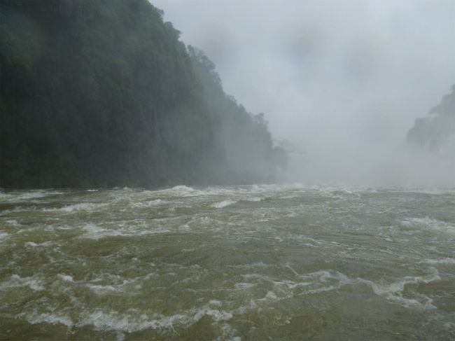 滝シャワー終わったら、結構波が立っていて、まともに大波を食らった。これでパンツまで含めて、完全にずぶ濡れ。