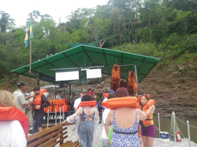 と言うことで、このオバチャマ達みたいに水着になるのが正解だったのかも。<br />帰りは、このボート乗り場近くまで電気自動車が来て待っていました。