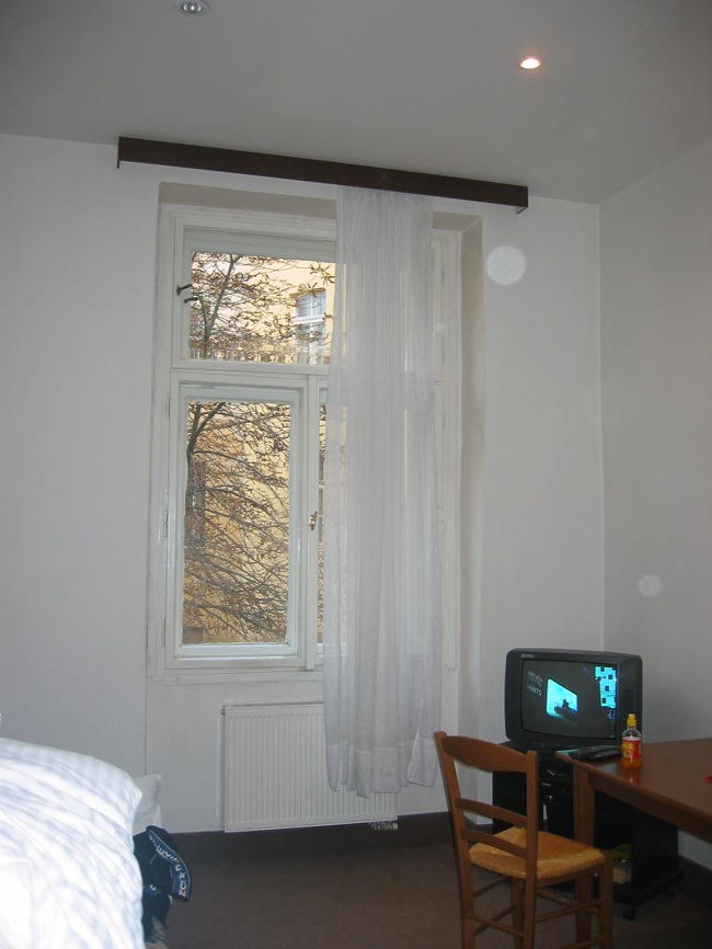 土日で出かけましたが、土曜日、昼過ぎに出かけたので、ホテルについたら夕方で、その日は食事に出かけたぐらいでした。ホテルは中世の建物を改装したもので天井が高く広かったですが、値段は家族4人で110ユーロで手ごろでした。<br /><br />以下は、予約内容のメールです。<br /><br />Mr. Takaoka<br />							            Prague,   October 27, 2004<br /><br />Booking Request No. 0178<br />(this is not a booking confirmation for hotel – toto neni potvrzeni rezervace pro hotel)<br /><br />Thank you very much  for your order. We are very pleased to inform you that we can offer you <br /><br />1 apartment for 4 persons/private shower+WC/ 		30.10. – 01.11.2004<br />								                           1 night<br />at HOTEL  TOROZINI, Na vysinach 8, Praha 7<br /><br />at the price of  110,00 EUR  per  room and night - the price includes  breakfast, city tax and VAT. The accommodation is to be paid in cash directly at the hotel.<br />