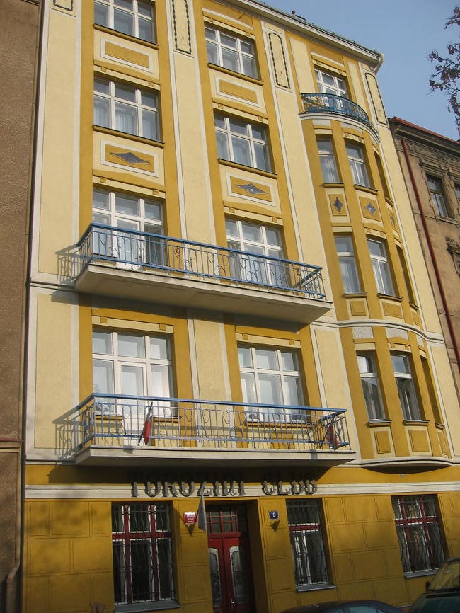 ホテルの外観です。モーツァルトの生家になんとなく似てます。朝食後、街に出かけました。