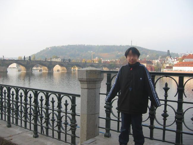 車をカレル橋付近の駐車場に止め、歩き出しました。