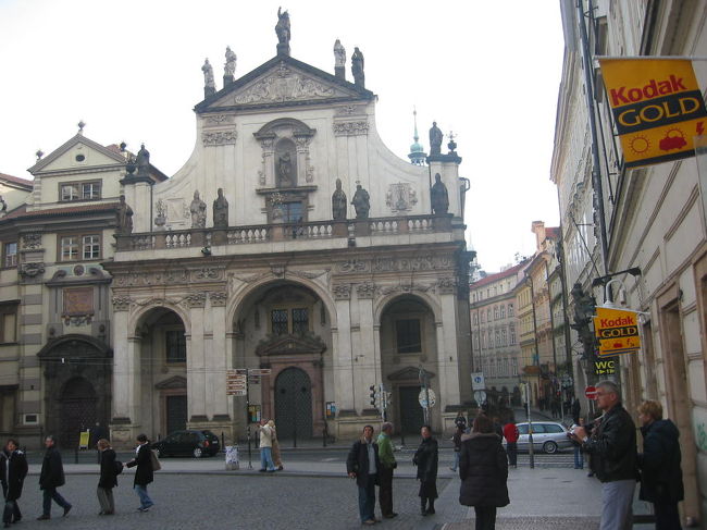 このような沢山の彫像を配した重厚な建物が数多くあります。