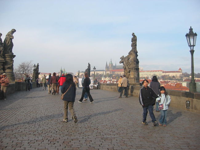 カレル橋の上です。両側に彫像が並んでいます。