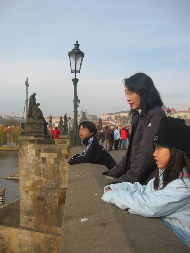 橋の上からの景色を眺めている私の家族。