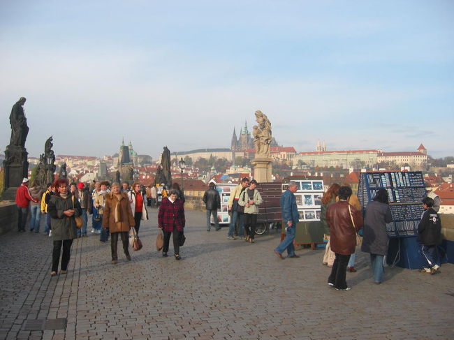 カレル橋の上。絵を売っている人が多いです。