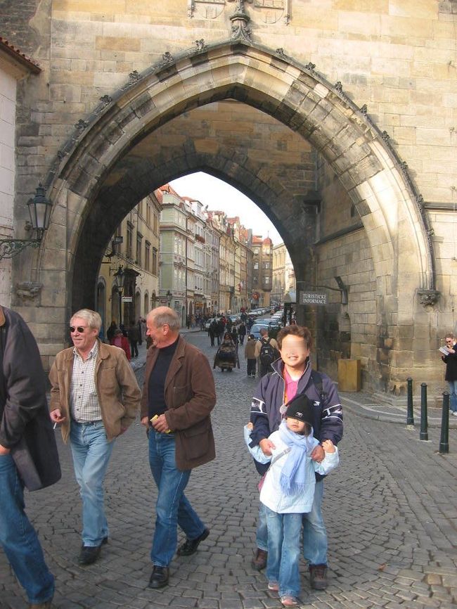 プラハ城側の橋の終わりに立つ門です。その後ろに趣のある街並みが見えます。