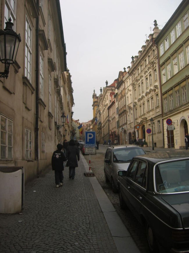 プラハ城に向かう街並みです。