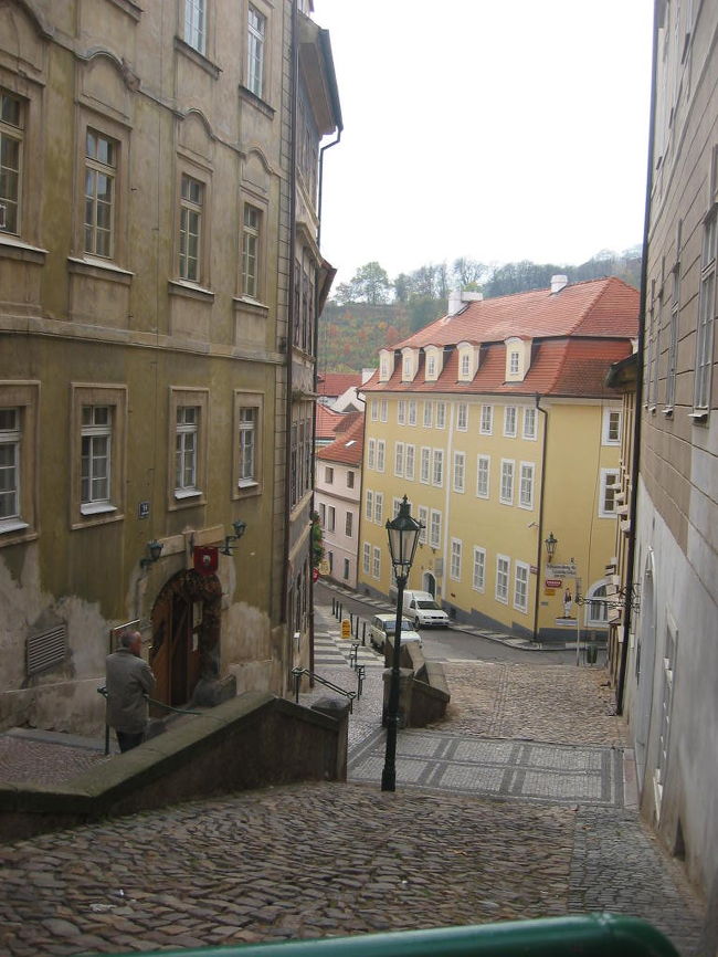 プラハ城に向かう街並みです。