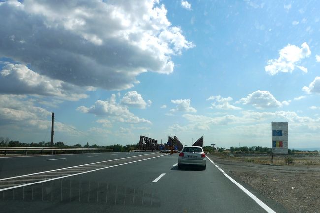 川を渡る．川の名前はGoogleでもわからなかった