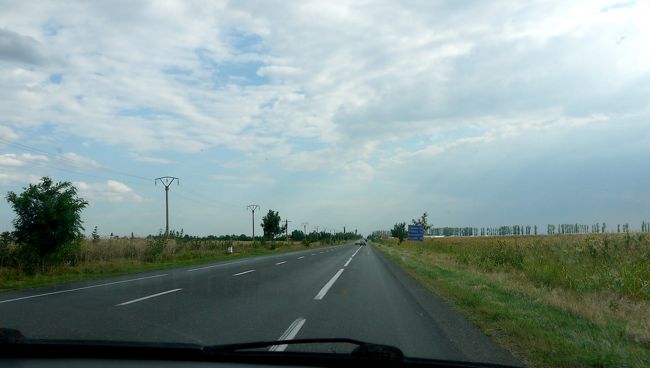 ブカレスト77ｋｍ．この付近の公衆トイレのところで一休み，使用料１レイ．なぜか気が緩んだか写真撮るのを忘れている