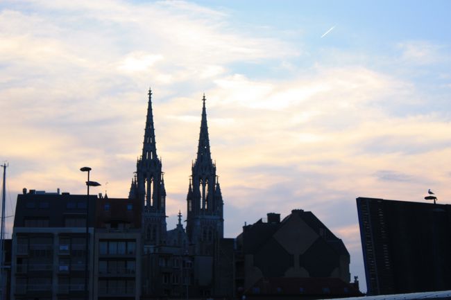 聖ピーターとポール教会がすぐそこに見えています。<br />ハーバーに橋が渡してあって、信号で上がったり下がったりします。橋を渡って、教会に向かいます。<br />何やら音楽が聞こえています。