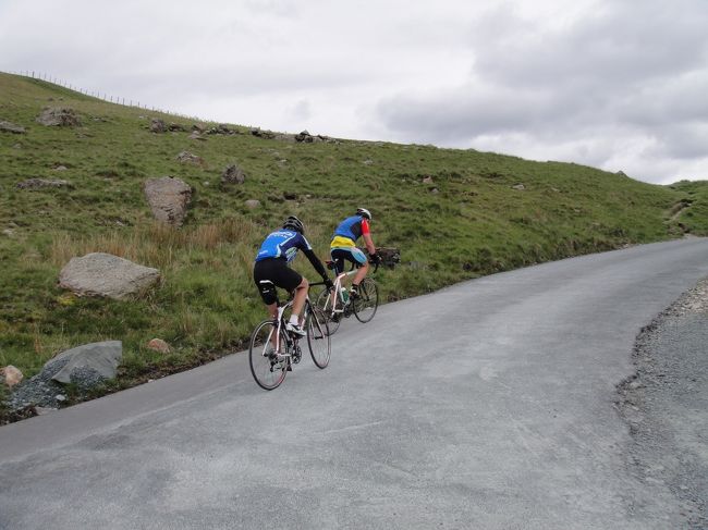 振り返ると、<br />ロードサイクルで登り坂を<br />結構なスピードで上っていく2人組。<br /><br />