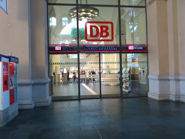 フランクフルトから先は列車移動です。ユーレイルパスを日本で買ってきたので、バリデーションを行います。バリデーションは駅入って左にあるDBのカウンターでやってもらえます。<br />銀行窓口みたいな感じで、まず番号カードを受け取って、番号が呼ばれるまで待ちます。列車の予約も出来ますので、ここでニュルンベルクまでのICEの指定席の予約とニュルンベルクからプラハまでのエクスプレスバスの予約をします。（ニュルンベルク〜プラハ間のエクスプレスバスはユーレイルパスで乗車可能です。）