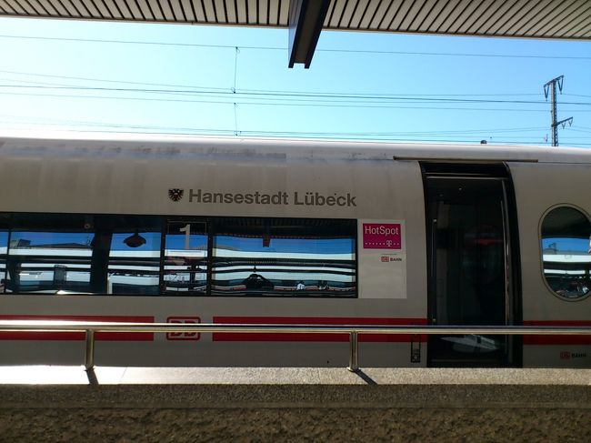 降りてから気がついたのですが、ICEにはそれぞれ車体に名前があるようです。<br />今回乗ったのは”Hansestadt Lubeck”号