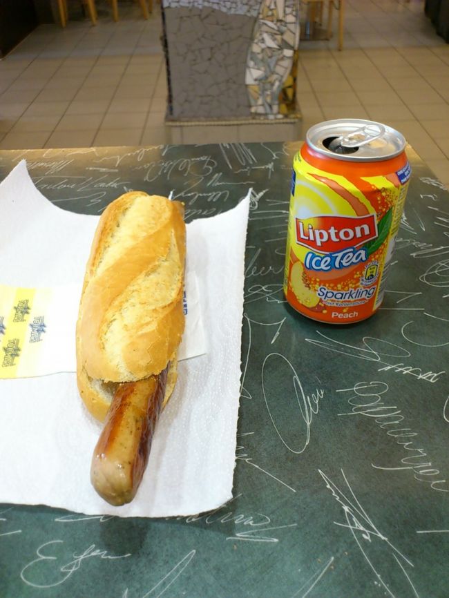 トランジット90分なので、駅構内を探索しました。<br />ニュルンベルクは焼きソーセージが有名ということで是非食したかったのですが、見つからず、ソーセージサンドで妥協です。<br />紅茶は何故かスパークリングしか無く、炭酸入り紅茶をたぶん初めて飲みました。