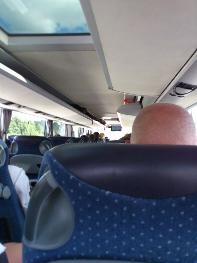 2階建てバスの2回後方になりました。<br />土曜日ということもあるのか、乗車率は90%越えといった感じ。