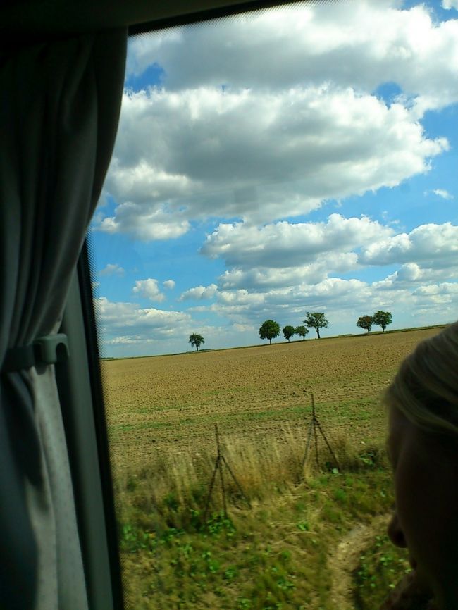 移動中の車窓。<br />基本的に草原の中の道を4時間弱走り続ける感じです。<br />そういえば途中パスポートコントロールもありました。<br />普通にTシャツを着たおっさん（どう見ても警官に見えない）が乗り込んできて全員のパスポートチェックを行っていました。クルマも覆面っぽい感じだったので、抜き打ちの検査に運悪く当選したのかも知れません。