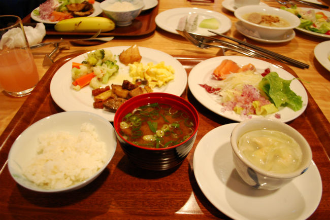 和食人間、姉の朝食♪<br /><br />母と姉はサラダのたまねぎのみじん切りにはまってました。<br />「美味しいー！」と。<br />そして毎日、最後に３人で１本のバナナ^^