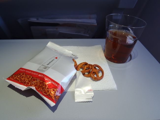 エコノミークラスです。窓側に座りました。広めです。<br /><br />やっぱりプレッツエル。