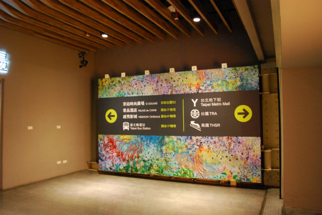 Ｑスクエアが開いたので、戻ることに。<br /><br />母が高校生の孫へのＮｉｋｅエアフォース買ったりするも、<br />（「日本の方が安くて新しいのありそうなのに」と言ったら、<br />「約束だからいい」のだとか。笑）<br />姉は「う〜〜〜ん」と、未だお土産を決めかねている様子。<br /><br />その後もずーっと「う〜〜〜〜〜ん」と。笑