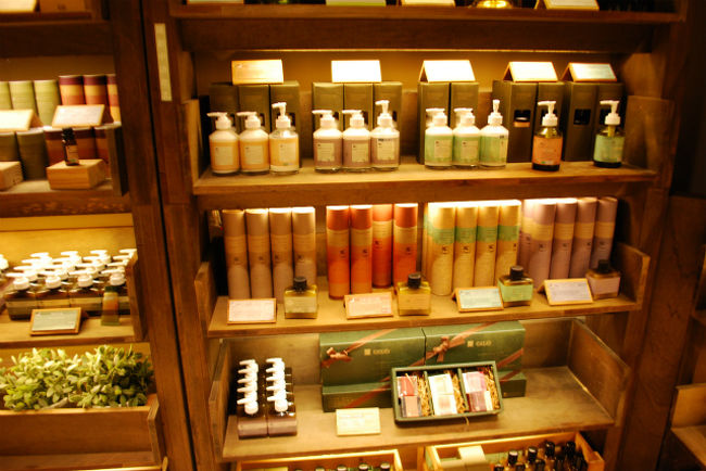 バスソルトを、１本購入^^<br />真ん中の段、細長い筒がバスソルト。<br />持ってみるとズシリと重い！<br /><br />