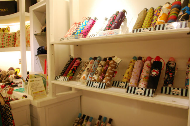 姉がまだ悩んでいたので、笑<br />「傘は？」と進めてみた。<br /><br />薑心比心の斜め向かいくらいにあるお店で、<br />とよとよさん旅行記で拝見したお店。<br /><br />「たしか開くのも閉じるのもワンタッチって書いてたよ。良くない？^^」と。<br /><br /><br /><br />