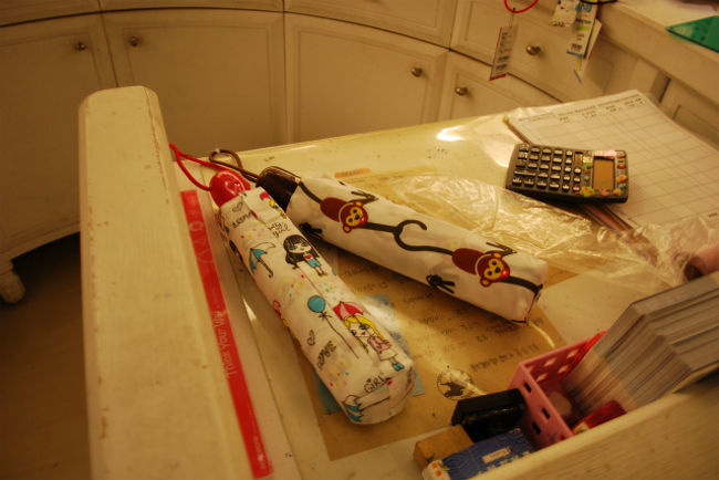 で、選んだのがこれ^^<br />小５三人目と、小２の四人目に。<br /><br />この傘、本当にワンタッチで閉じられるので、便利♪<br /><br />帰って「お土産どうだった？」って聞いたら、<br />二人とも気に入った様子。^^<br />良かった〜〜〜！！<br /><br />たくさん開いたり閉じたりした模様。笑