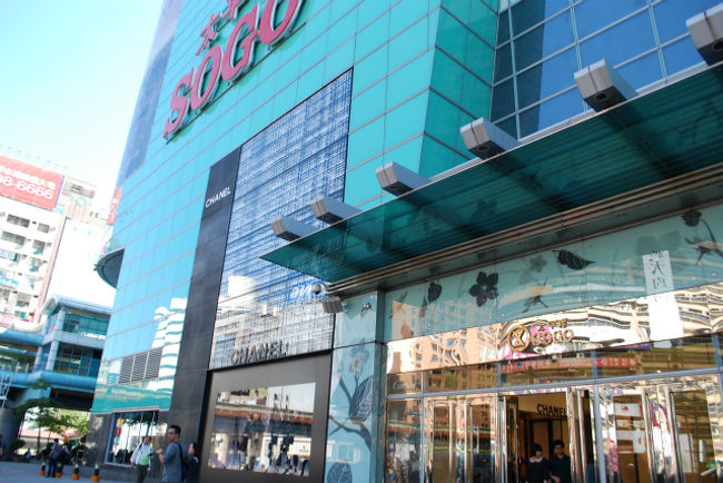 一度ホテルに戻りチェックアウトし、<br />「ＳＯＧＯに行ってみたい。みんなＳＯＧＯの紙袋持ってた」と言うので、笑<br />タクシーでＳＯＧＯへ。<br /><br />大きいんですね、ＳＯＧＯ。<br /><br />姉の子、一人目と二人目と、<br />妹の子一人目のお土産を探す。