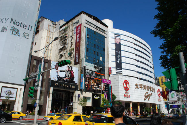 ＳＯＧＯはこのあたりに３つあるらしく、<br />「子供服は？」と聞いたら別の館だとのこと。<br />で、そちらへ向かう。<br /><br />ここで、姉の子一人目と、妹の子一人目のお土産購入。<br />この日はお土産三昧。^^<br /><br />ホテルに戻り、再び三越へ。<br />姉の二人目お土産を探しに。<br />母はロビーでお留守番。<br />３０分格闘するも、良いものが見つからず。＞＜<br />結局、母が買った姉二人目用のお土産を、<br />二人でわけっこすることに。^^