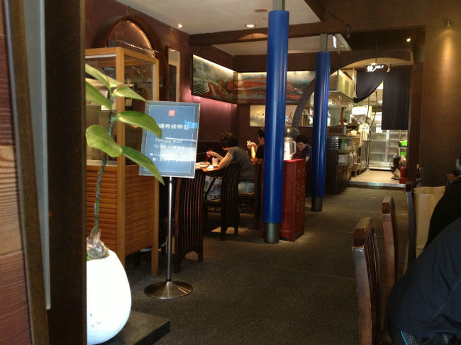 店内（１階）<br />２階の方が景色がよさそう♪