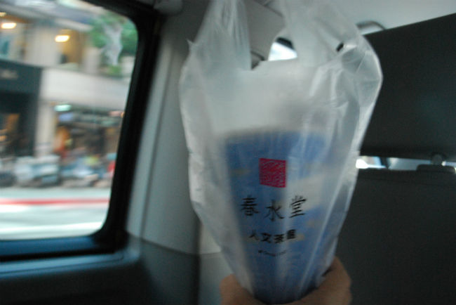 集合時間までに戻って来られて良かった！<br /><br />行きと同じ日本人現地ガイドさんが迎えに来てくれていて、<br />「日曜日だから混んでたでしょう？」と言われる。<br /><br />空港まで送ってくれる車の中で、<br />手に入れた（笑）<br />パールミルクティーを撮影。<br /><br />飲んでみたら、美味しいーーーーー♪♪<br />ミルクティー美味しい^^<br />私にとってのタピオカは、特に食べなくてもって位置づけなのだけど、<br />もちもちしてて美味しかった☆彡<br />でも次はタピオカなしでもいいかなぁ。<br />タピオカ大量に入ってるので。^^