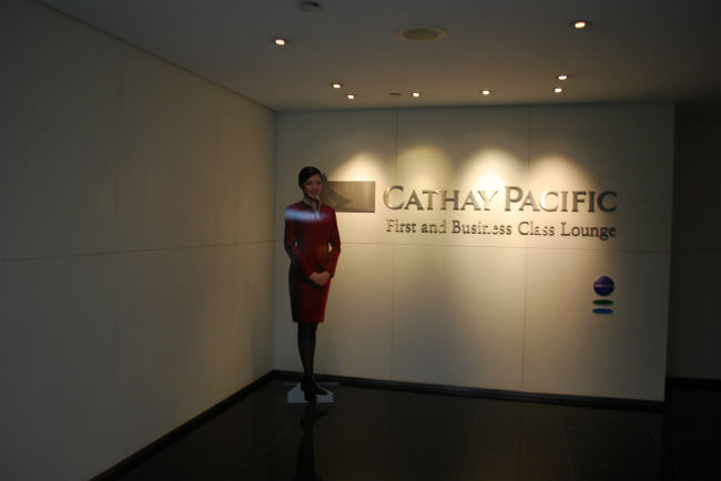 １時間で台北へ到着。<br />キャセイは桃園空港の第１ターミナルとのこと。<br /><br />出国審査後、<br />「免税店見よ〜！」と言ってたのに、<br />あれ？！な、、い？？<br /><br />「じゃ、もうラウンジ行こうか」と<br />キャセイのラウンジへ。<br />ラウンジまではずいぶん歩きました。