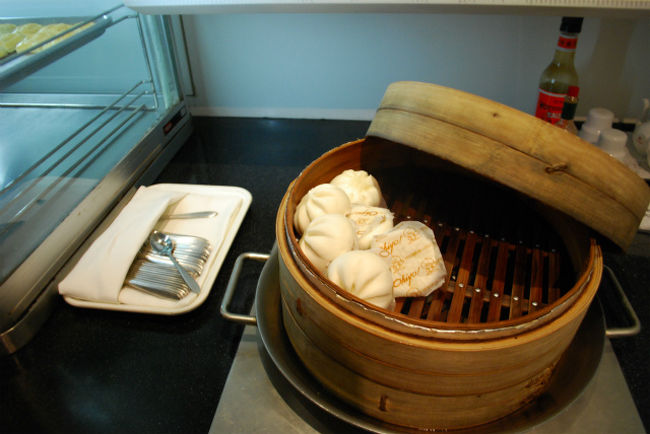 肉まんと、サンドウィッチを頂きました。<br /><br />姉が「向こうにヌードルバーがあったよ」と言うので、<br />「作ってもらっておいで」と言ったら、<br />「食べられないかもしれないし・・」ともごもご。笑<br /><br />