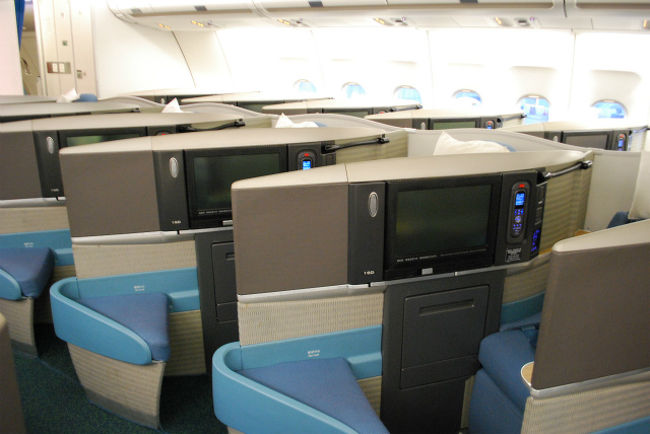 「搭乗口まで遠そうだしそろそろ行こうか」<br />と搭乗口に向かうと、<br />なんと免税店！！！！！！<br />あれ？さっきなんで発見できなかったのー＞＜と<br />言いつつ最後の買い物。^^<br /><br />機内に入ったら、こんな配列。