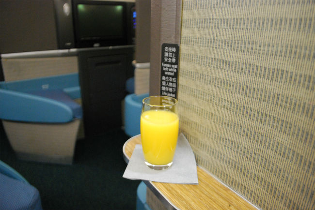 ウエルカムドリンク。<br />オレンジジュース。<br /><br />ラウンジでもそうだったけど、<br />このオレンジ。<br />つぶつぶオレンジで美味しい♪