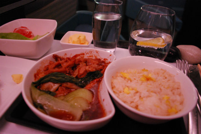 メインは中華にしました^^<br />青梗菜と鶏、美味しい〜！！<br />全部頂きました！！<br />（機内食全部食べるなんてほとんどないのにー！）<br />