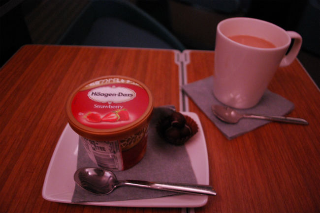 ハーゲンダッツは、<br />ストロベリー、抹茶、バニラから<br />ストロベリーを頂きました。^^<br /><br />香港式ミルクティーも♪