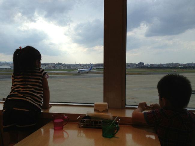 翌日、妹が（母、妹、妹の子二人）送ってくれました。^^<br />搭乗前に３階のレストランへ。<br /><br />飛行機に夢中な甥っ子、姪っ子。^^<br />福岡空港はたくさん飛行機が飛び立ったり降りたりするので、見応え抜群！