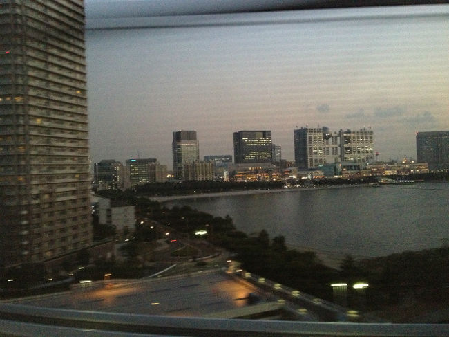 バスの中からお台場を。^^<br /><br />東京に戻って来た〜っていうこの景色。<br />大好き♪<br />