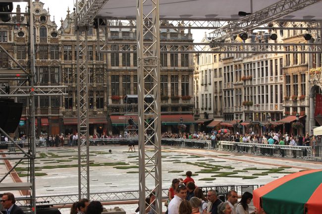 さて、ブリュッセルに戻ってきましたよ！すでに18時前です。<br /><br />翌々日からフラワーカーペットが始まるので、準備が始まっています。おかげで全体的にきれいなグランプラスは撮れずちょっと残念。