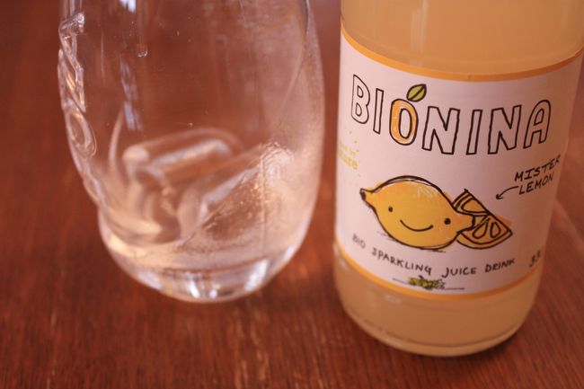 レモンジュースとアドヴォガートソースのブリュッセル風ワッフルを注文しました♪<br /><br />レモンジュースは瓶で出てきます。かわいい〜。<br />炭酸で、レモンジュースというかレモンソーダ？