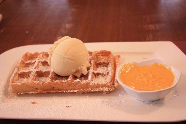 すっっっっ…ごくおいしかった　*･゜ﾟ･*:.｡..｡.:*･'(*ﾟ▽ﾟ*)'･*:.｡. .｡.:*･゜ﾟ･*<br />もう！おいしすぎて！感動しました！！！<br />日本で食べるワッフルみたいにもちもちした生地じゃなくって、本当に軽くてサクサクです♪<br />割と大きいサイズなんですが、ぺろりでした。むしろもう一つ食べたかったぐらい＞＜<br /><br />ソースはちょっと苦めかな。バニラアイスとワッフルだけでも十分、びっくりするほどおいしかったです。<br />