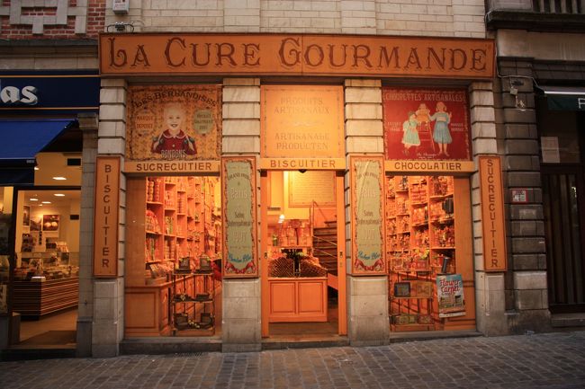 かわいいお菓子屋さん。かわいいボックスに入ったマカロンとチョコレートを家用のお土産に購入しました。