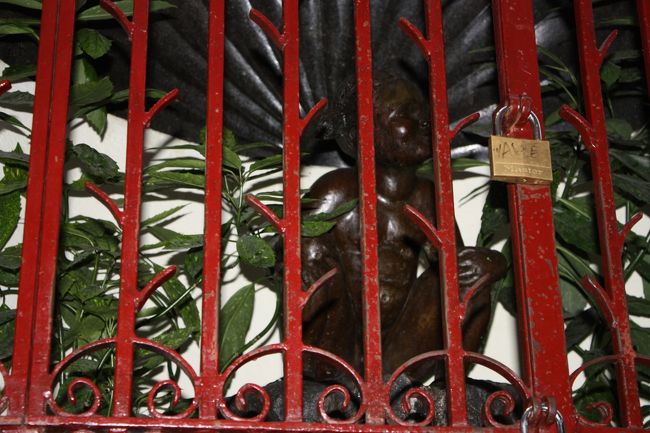 おまけといってはなんですが、小便少女ことジャンネケ・ピス。なんかリアルで写真を撮るのもはばかられました(笑)<br />イロ・サクレ地区のちょっと横に入り込んだ路地にあるので、少し見つけにくいです。