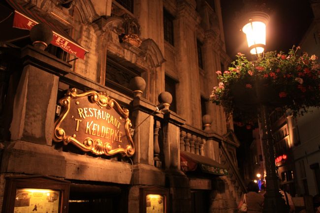 ベルギー最後の夜はホテルの下のレストランでお魚とフリッツを食べました。<br />せっかくだしビールも頼んで一人乾杯。