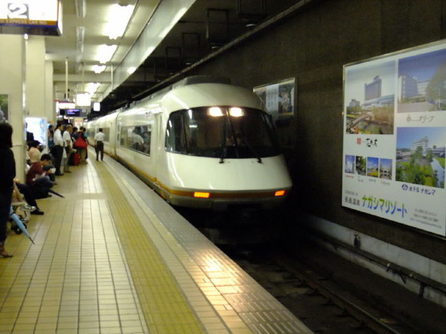 ①2012.06.16<br /><br />　名古屋～大阪までは近鉄<br /><br />　アーバンライナー・プラスを利用。<br />　私は数年ぶりで奥様は初。<br /><br />http://www.kintetsu.co.jp/gyoumu/Express/train/urban.html<br />　　<br />　横３列のゆったりＤＸシートにしました(^_^)v<br />名古屋～津～鶴橋・上本町　所要時間　約２時間